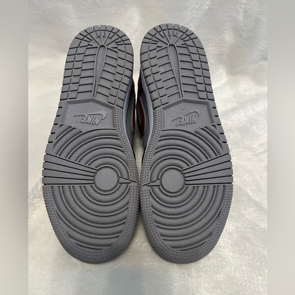 Jordan 1 Mid - Cherrywood Red/White/Cement Grey - Size: 5Y (Youth) / 7 Women’s - Picture 5 of 7